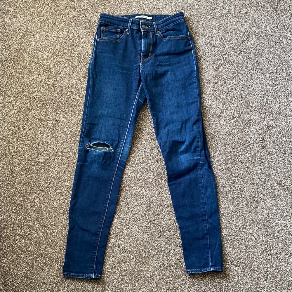LEVI’S dark rinse high rise skinny jeans with knee rip